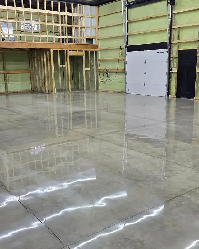 High-gloss metallic floor in a new build